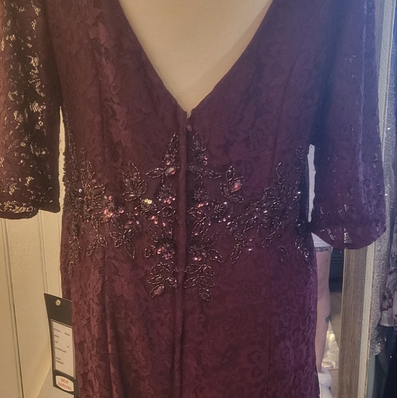 Elegant Lace Evening Gown in Deep Burgundy - Picture 4 of 7